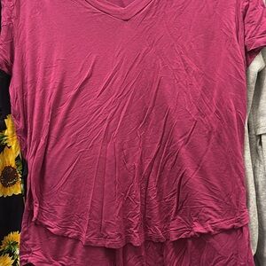 XL latched mama berry boyfriend Women's V-Neck Top